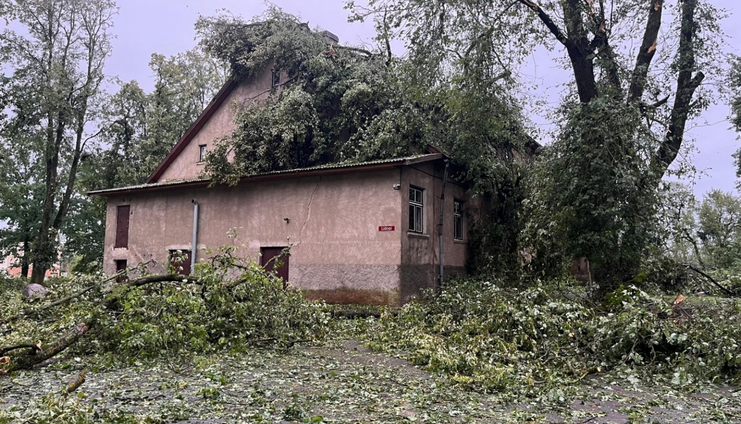Bukaišu tautas nams pēc vētras